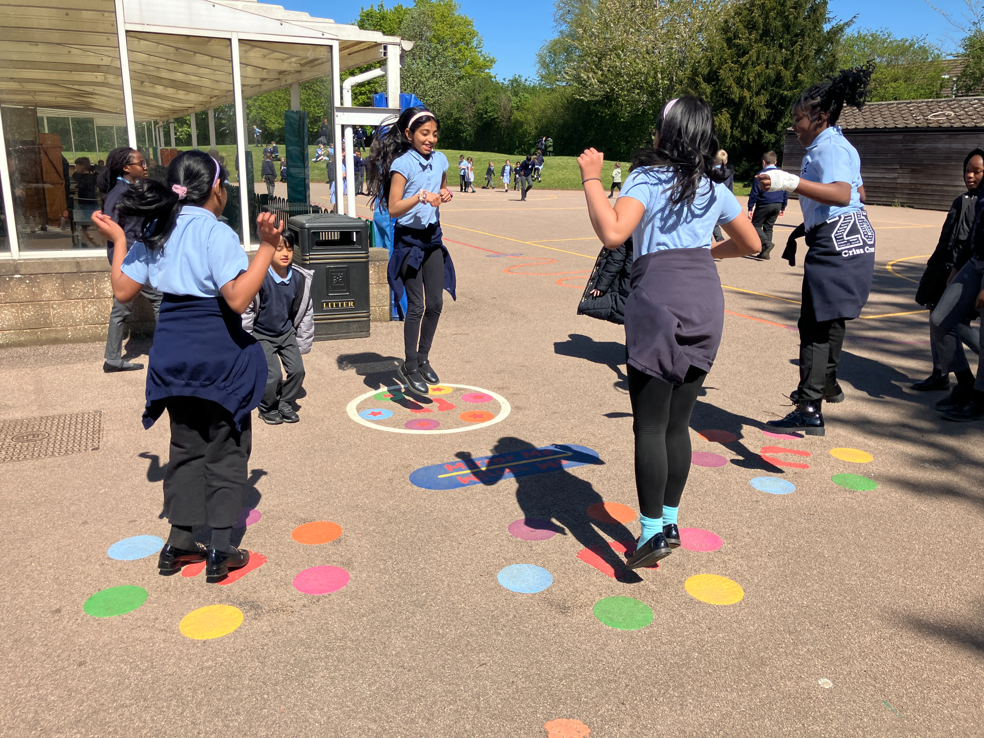 Line markings: collaborative games